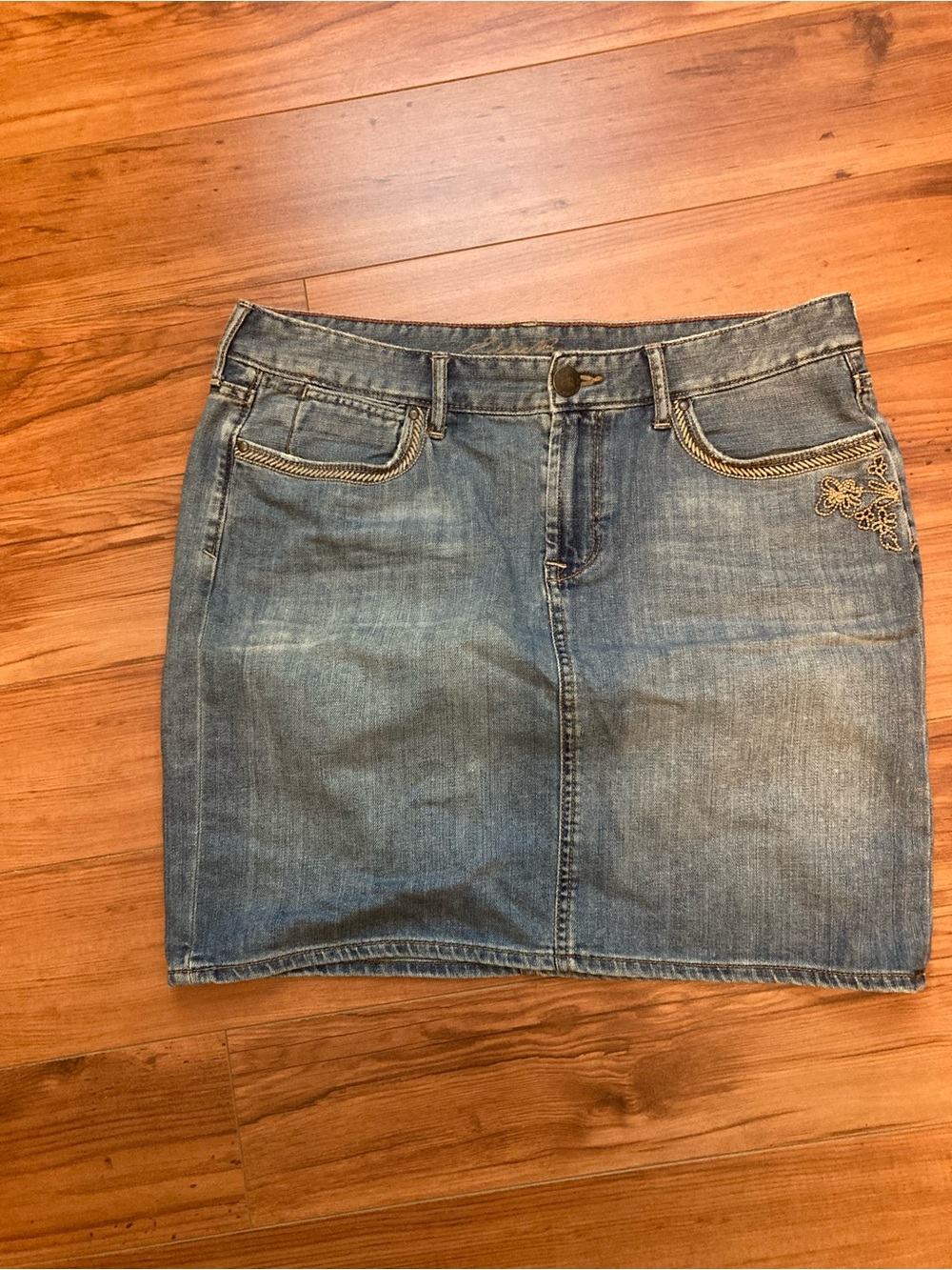 Eddie Bauer Embroidered Denim Mini Skirt in Medium Blue, Size 8